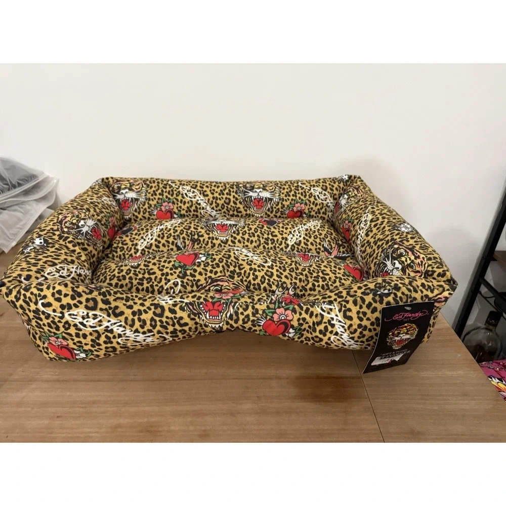 Ed Hardy Pet Cuddler Pet Dog Bed Medium 28x22 Leopard Tiger Hearts Plush NWT